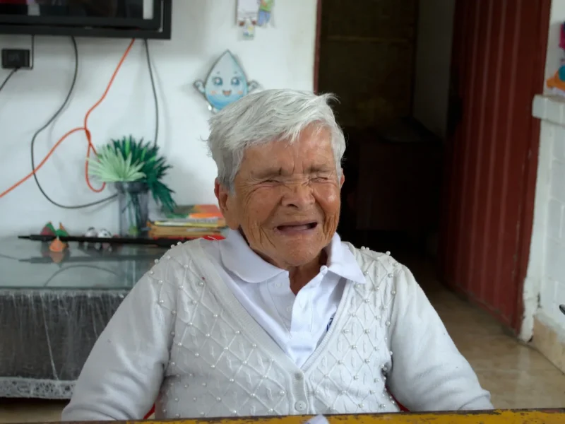 Adulto mayor acompañado por la Fundación Corazones Limpios