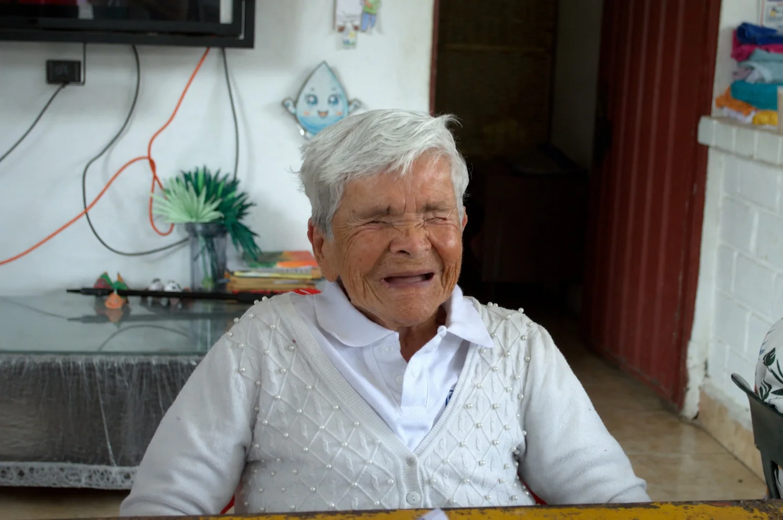 Adulto mayor acompañado por la Fundación Corazones Limpios
