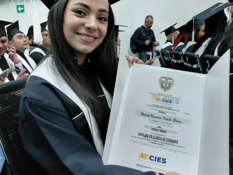 Graduada con diploma durante una actividad del programa Titanes