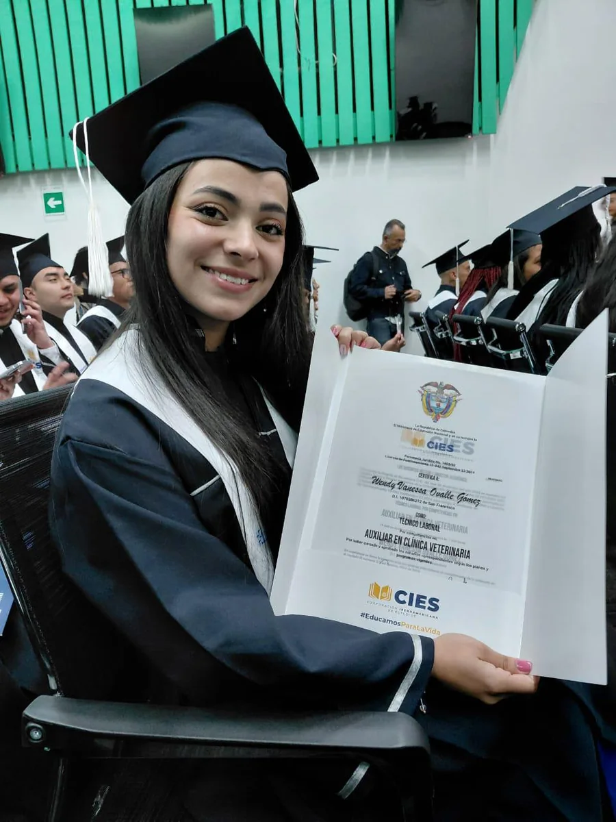 Graduada con diploma durante una actividad del programa Titanes